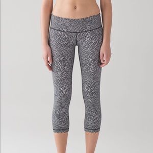 Lululemom Low Rise Wunder Under Crop Sz 6